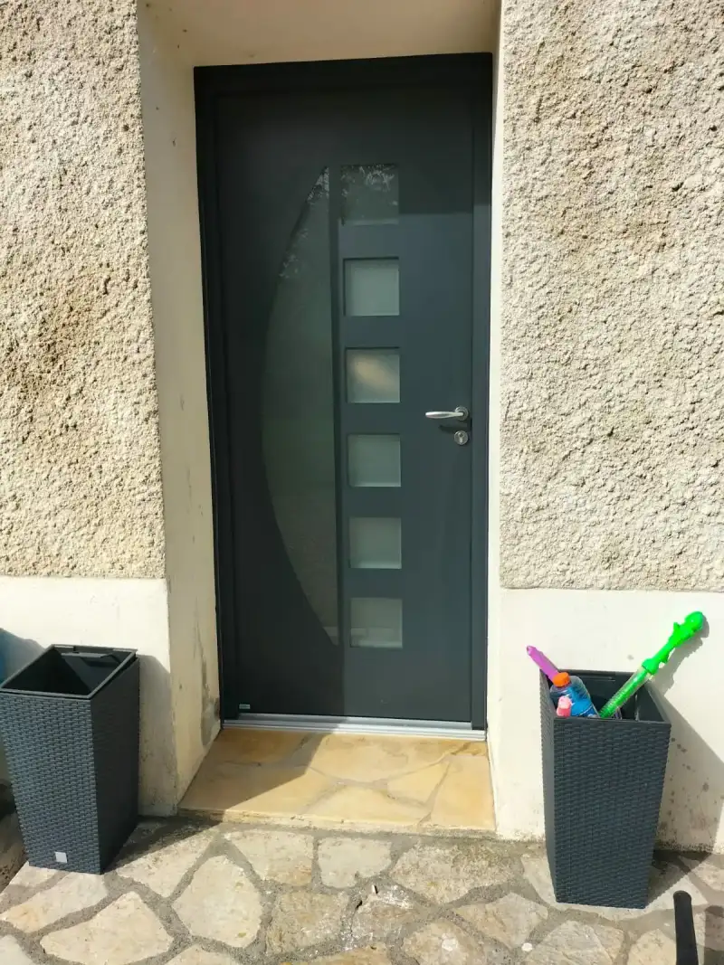 Remplacement d'une porte d'entrée à La Réole